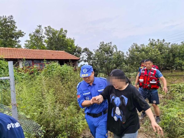 海纳策略 天津蓟州遭遇70年最大山洪, 救援人员讲述: 两人抱树求生, 52人挤阁楼通过窗户转运